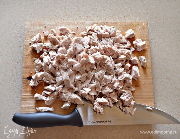 Грудку индейки отварите в подсоленной воде до готовности, дайте остыть в бульоне (чтобы мясо было сочным). Выньте мясо и нарежьте на кусочки.