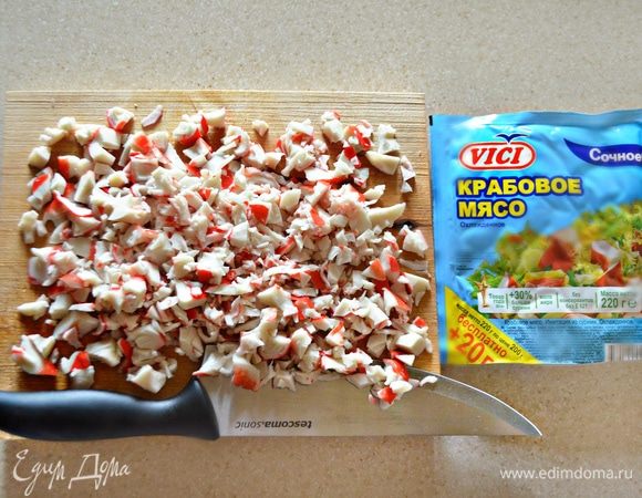 Крабовое мясо мелко нарежьте.