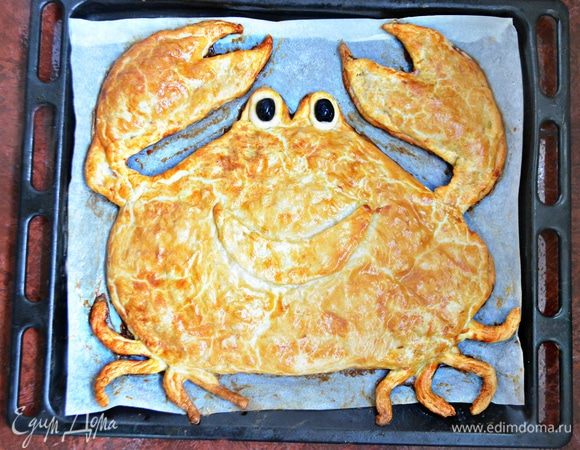 Поставьте противень в разогретую до 190–200°С духовку на 35 мин и запекайте до золотистого цвета, ориентируясь на свою духовку.