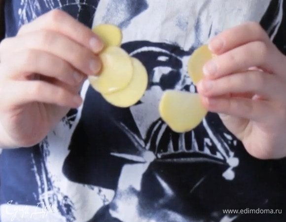 Разогреть духовку до 205°С. Тонко нарезать картофель.