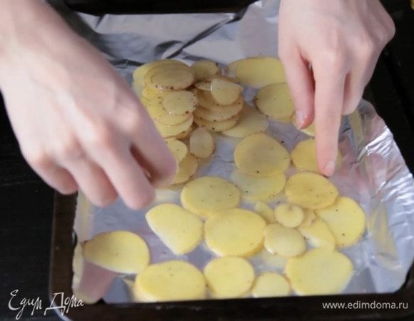 Заправить картофель уксусом, солью, перцем и маслом. Можно оставить немного промариноваться. Выложить в один слой на противень и запекать 10-15 минут.