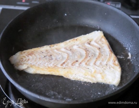 Натереть филе солью и перцем, обжарить до золотистого цвета с двух сторон.