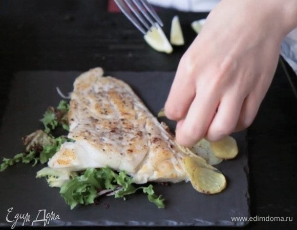 Выложить подушку из зелени, сверху — треску, сбоку —
 картофель.