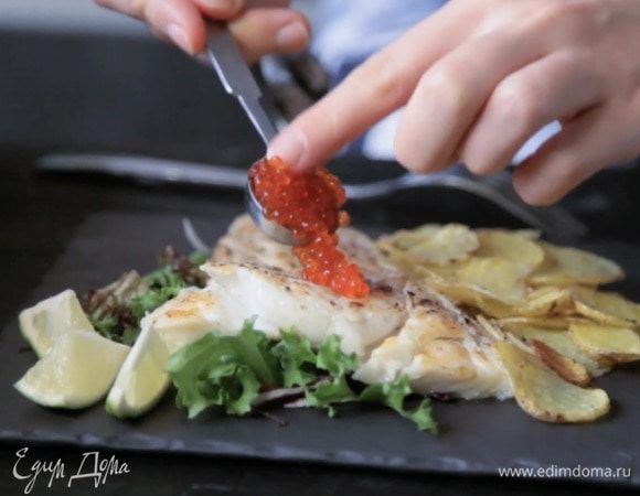 Сверху добавить икры.