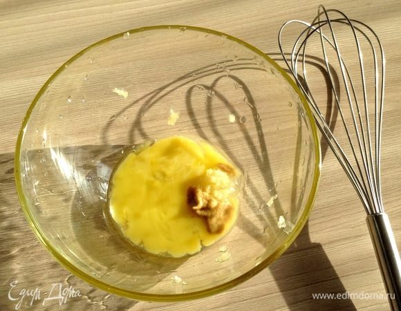 Делаем соус айоли. Смешиваем желток, соль и горчицу, выдавливаем зубчик чеснока все перемешиваем до однородной массы. После начинаем постепенно вводить оливковое масло и взбивать соус венчиком. Вводите буквально по небольшим капелькам. Удобнее это делать столовой ложкой.