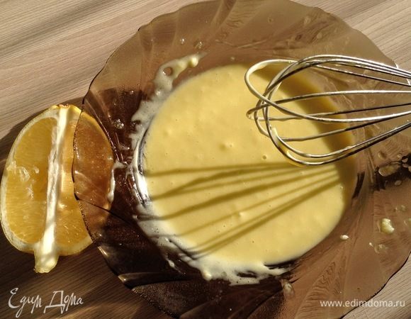 После использования всего масла продолжайте взбивать пока консистенция соуса айоли вас не устроит. После чего добавьте туда лимонного сока по вкусу.