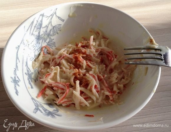 Нарежьте крабовые палочки любым из привычных вам способов и смешайте с необходимым количеством соуса айоли. Можете добавить молотый перец или любимые специи.