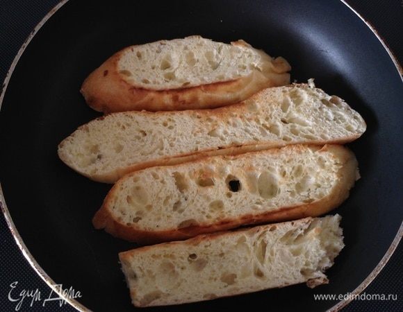 Нарежьте и поджарьте чиабатту на сухой сковороде. Можно заменить чиабатту на батон или багет.
