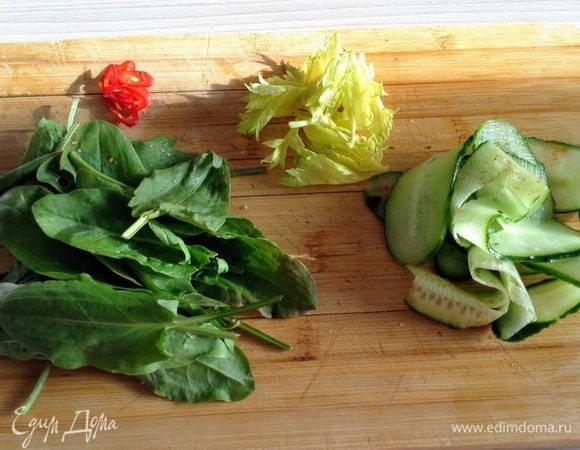 Нарежьте огурцы лентой как на картинке, посолите и посыпьте перцем по желанию. Подготовьте остальные ингредиенты и нашинкуйте перец чили без семян. 