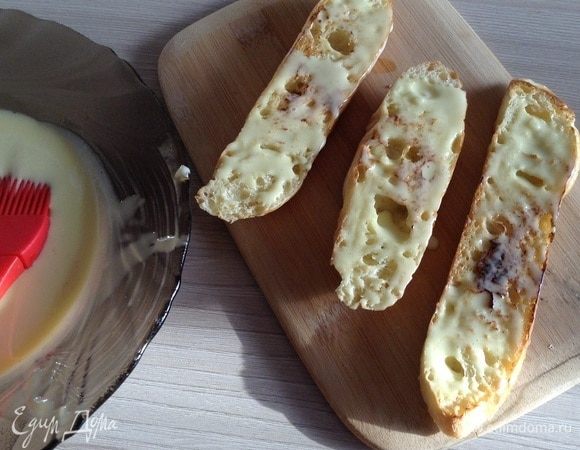 Смажьте поджаренную чиабатту соусом айоли.