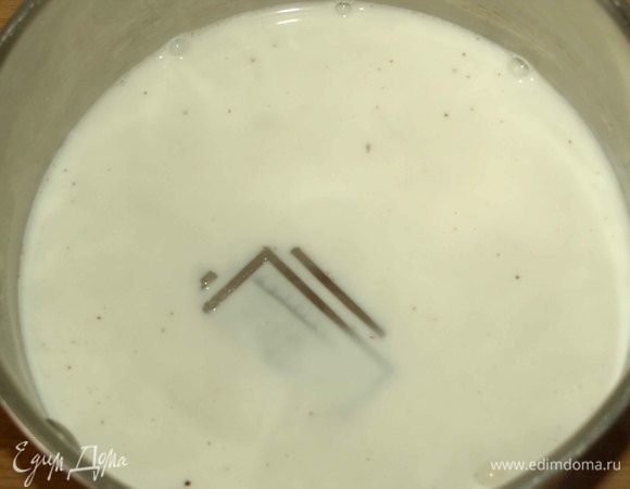 Соединить воду и сливки (10%), довести до кипения. Добавить шоколад.