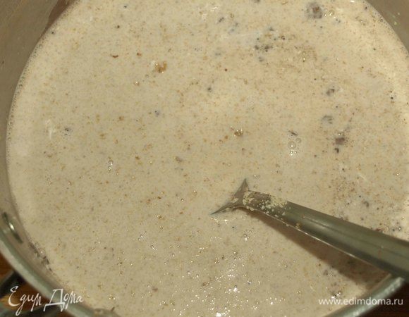 Добавить какао, грецкие орехи, сахар. Варить на медленном огне, постоянно помешивая до полного растворения какао и шоколада.