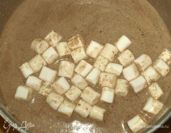 Добавить маршмеллоу и варить до полного его растворения. Постоянно помешивать.