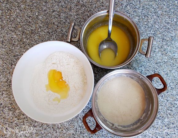 Готовим опару: в 50 мл теплого молока добавляем 1 ст. л. сахара, дрожжи и перемешиваем до однородной консистенции. Подсыпаем ложкой муку, постоянно помешивая, чтобы получилась консистенция жидкой сметаны без комочков. Накрываем полотняной салфеткой и ставим в тёплое место на расстойку до увеличения в объеме в два раза и образования «пузырчатой шапочки».
Подготавливаем сдобу. Оставшееся молоко, сахар, маргарин (или масло) по рецепту кладем в небольшую миску и ставим на медленный огонь до растворения сахара и маргарина (не должно кипеть!). В просеянную муку добавляем ванилин, соль и яйца. 
