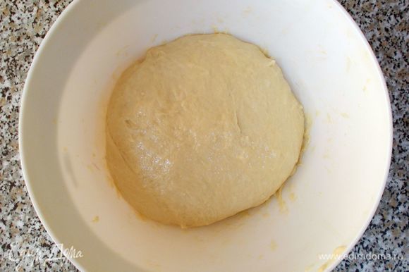 Замешиваем тесто: в просеянную муку с ванилином, солью и яйцами вливаем подошедшую опару и сдобу. Добавляем в тесто 3 ст. л. растительного масла. После замеса тесто должно получиться мягким и не липнуть к рукам. Укрываем тесто и ставим в теплое место, чтобы подошло.