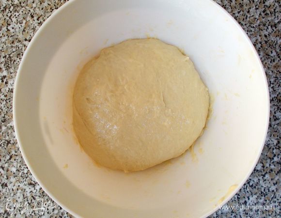 Замешиваем тесто: в просеянную муку с ванилином, солью и яйцами вливаем подошедшую опару и сдобу. Добавляем в тесто 3 ст. л. растительного масла. После замеса тесто должно получиться мягким и не липнуть к рукам. Укрываем тесто и ставим в теплое место, чтобы подошло. 