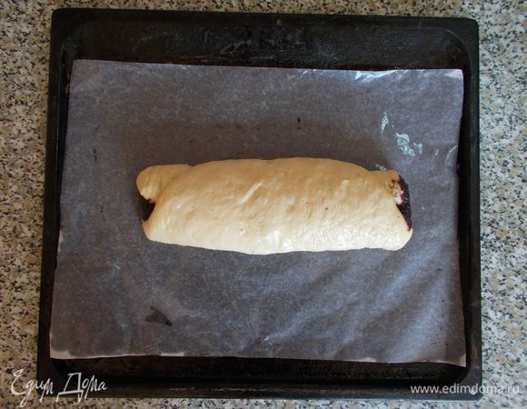 Противень застилаем  бумагой для выпечки и смазываем растительным маслом. На него выкладываем наш рулет. Сверху рулет также прикрываем бумагой и ставим в теплое место на 20 минут, чтобы он поднялся. После того, как рулет поднялся, смазываем его взбитым желтком и посыпаем сухим маком (я использую сухой мак). Отправляем в разогретую до 180°С духовку на 30–40 минут.

