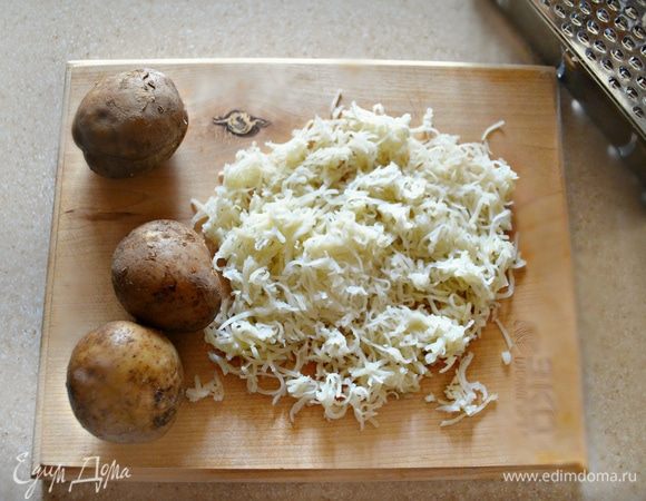 Картофель тщательно промойте и отварите «в мундире». Почистите и натрите на мелкой терке.