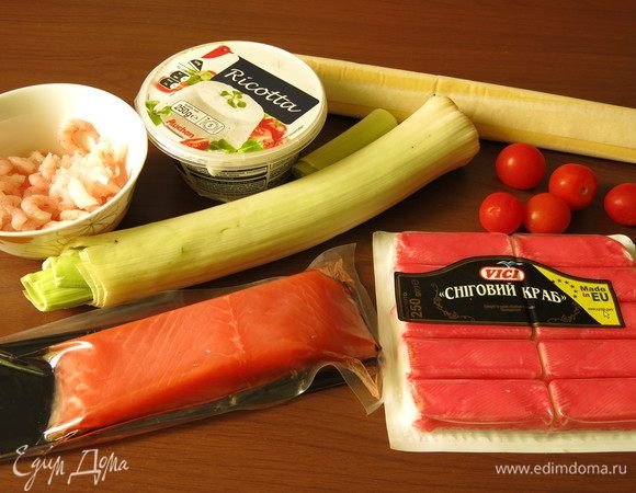 Подготовим все по списку. В качестве начинки — сыр, семга слабосоленая, порей, креветки и крабовые палочки «Снежный краб» ТМ VICI. Можно использовать и крабовое мясо ТМ VICI, в моем регионе такой продукции нет.