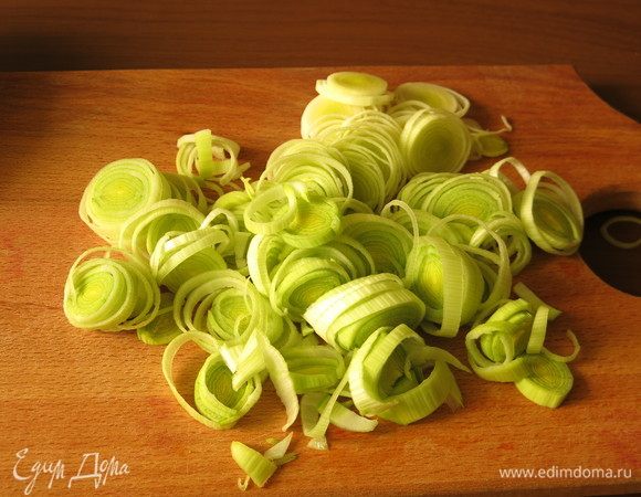 Нарезаем порей кольцами.