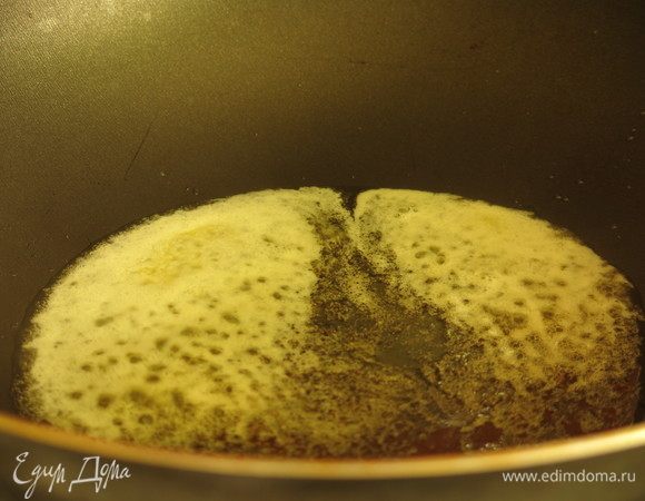 Растапливаем 20 г сливочного масла с растительным. На прошлой неделе побывала на МК, узнала о приеме соединения двух видов масла.