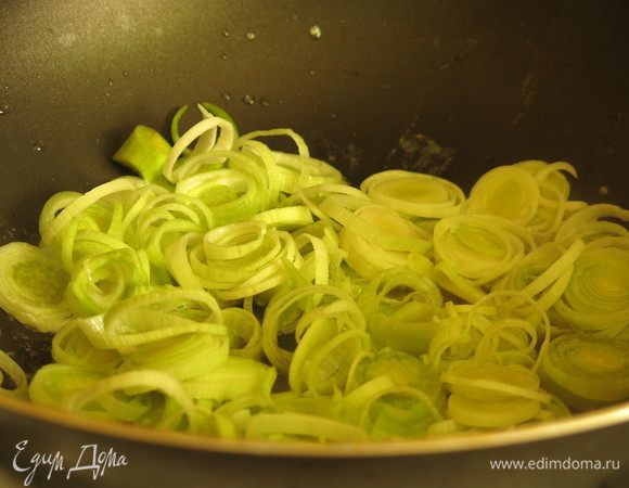 Пассеруем лук.