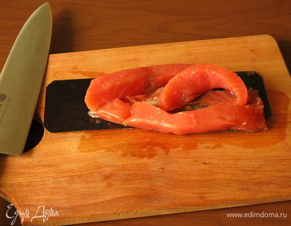 Нарезаем кусочками семгу.