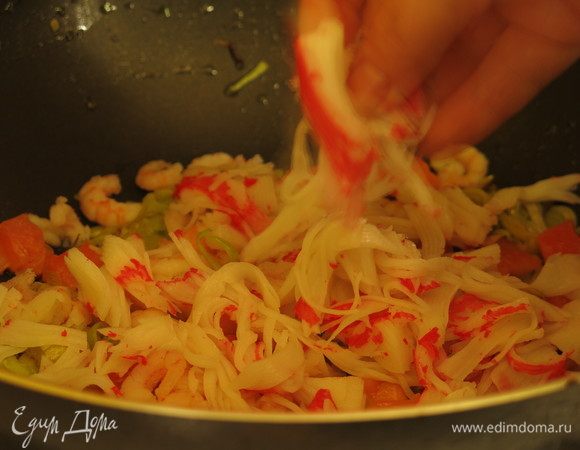 Палочки «Снежный краб» сочные, нежные, прекрасно разделяются на волокна. Отрываем кусочки палочек в смесь морепродуктов и рыбы. Чуть прогреваем, со сливочным маслом раскрывается аромат морепродуктов и палочек.