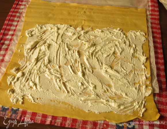 Тесто кладем на полотенце или бумагу. На пласт теста выкладываем рикотту, отступив от края (на фото 250 г теста, готовила два штруделя — поменьше и побольше).