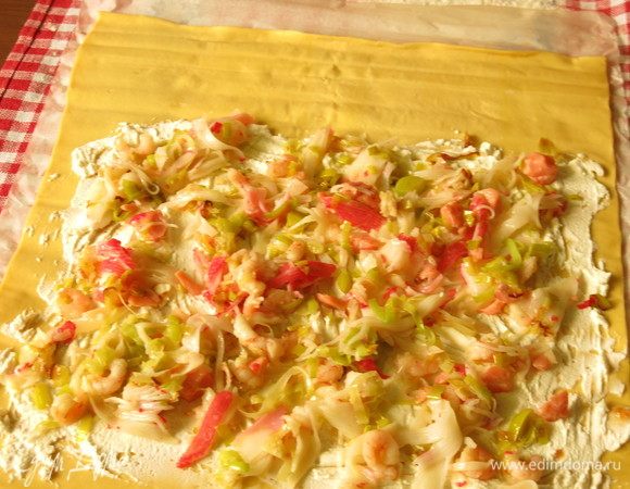 На сыр — начинку, предварительно ее пробуем и солим по необходимости.