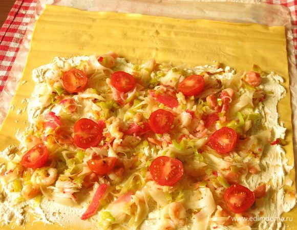 Нарезаем половинками помидоры и выкладываем. Посмотрите, какая яркая и аппетитная начинка!