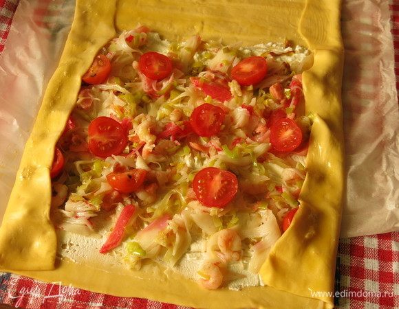 Оставшееся масло сливочное растапливаем, смазываем край теста, сгибаем с боков.