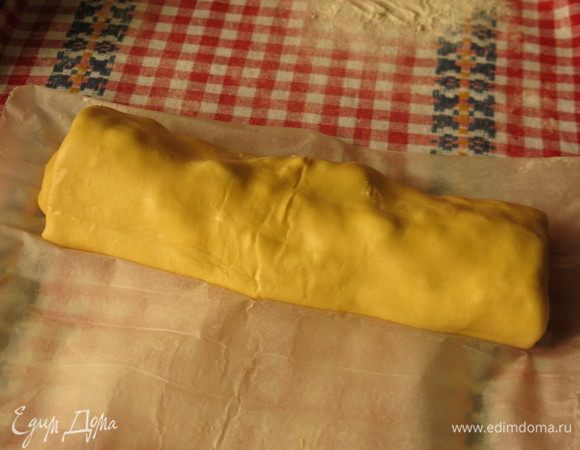 Скручиваем штрудель, помогая бумагой или полотенцем.