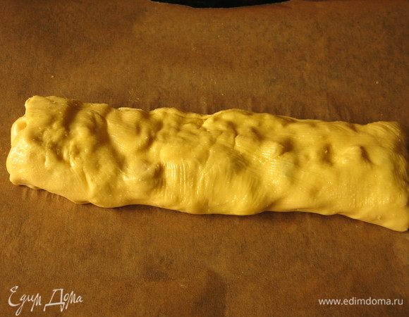 Кладем штрудель на смазанный противень. Смазываем маслом.