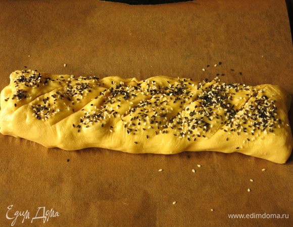 Посыпаем кунжутом.