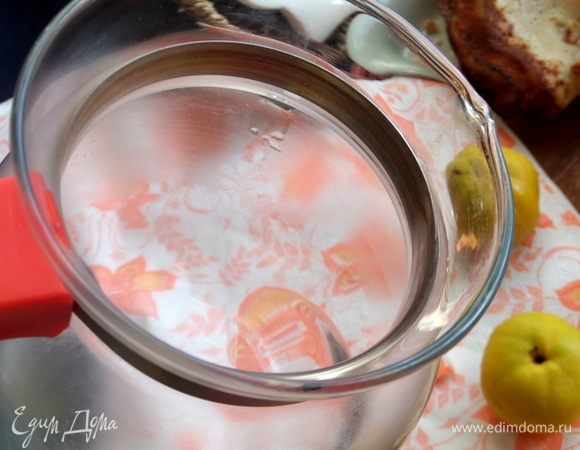 Ошпариваем кипятком заварочный чайник, сливаем.