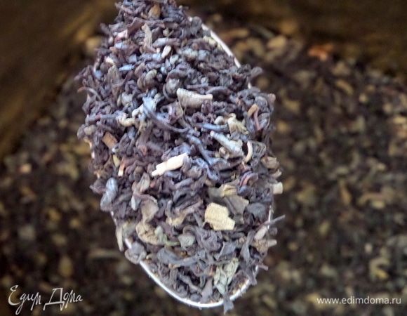 Насыпаем пару ложек заварки.