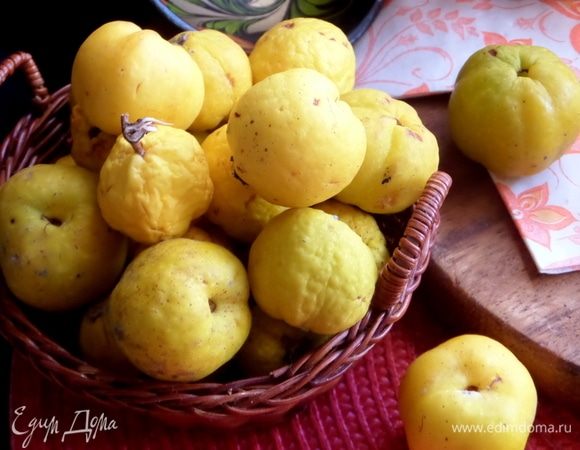 Немного о плодах цидонии: они сочные, с высоким содержанием витамина С (49-74 мг/100 г фруктов), B1, B2, каротиноидов, фруктовых кислот, минералов и пектина (1,5-5%). В мякоти плодов обнаружены каротин, тиамин, никотиновая кислота, пиридоксин и другие витамины. 