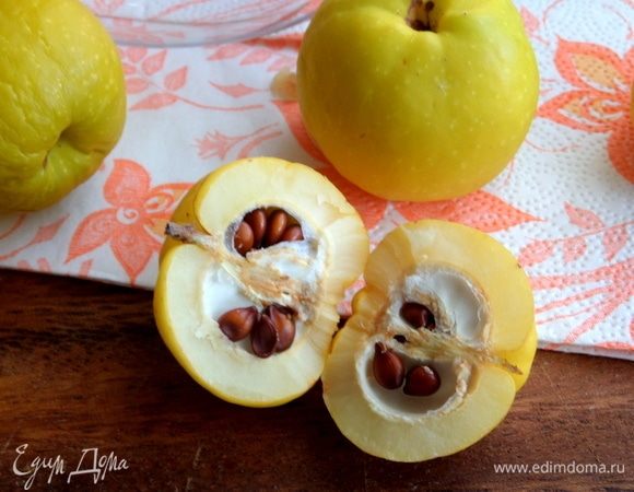 Заготавливаем цидонию заранее: промыть, нарезать дольками. Вынуть семечки.