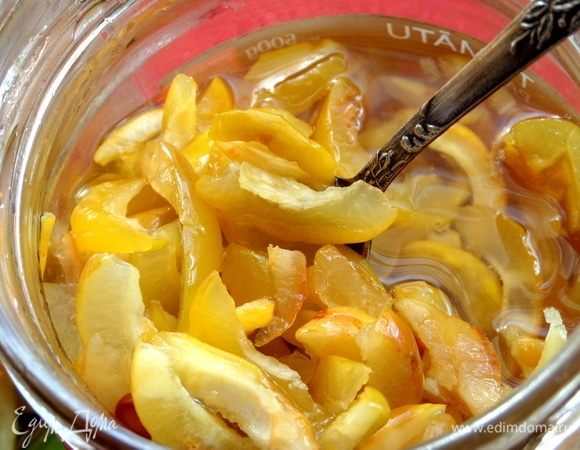 Присыпать сахаром, дать пустить сок. Держать в баночках в холодильнике.