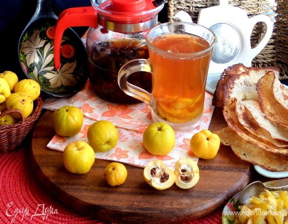 Я подавала чай с блинами из этого рецепта (только перевернула припеком внутрь): https://www.edimdoma.ru/retsepty/106621-bliny-s-krabovym-pripekom