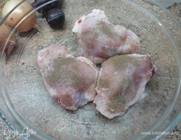 Можно взять целую курицу и нарезать на куски, но мне больше нравятся голени. Я удаляю кожицу. Посыпьте подготовленные голени перцем и солью.