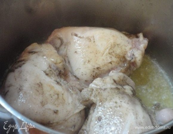 В кастрюле разогреть 25 г сливочного масла и 2 ст. ложки растительного масла, слегка обжарить куски курицы. Залить горячей водой. Варить на медленном огне, накрыв крышкой, 30 минут, затем мясо вытащить из бульона, а бульон процедить.