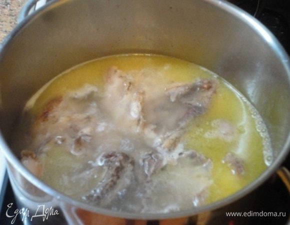 Залить горячей водой. Варить на медленном огне, накрыв крышкой, 30 минут, затем мясо вытащить из бульона, а бульон процедить.