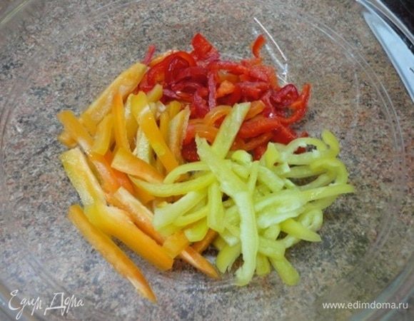 Пока варится бульон, подготавливаем овощи. Перцы, лучше разных цветов (но это не принципиально), нарезать полосками.