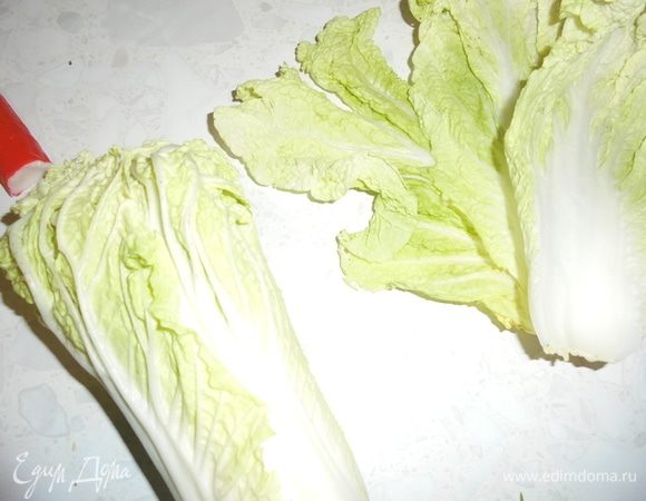 Пекинскую капусту разделить на листочки. Твердую часть листьев срезать.
