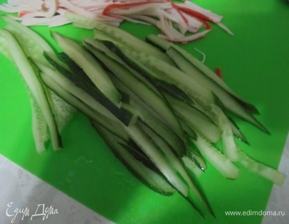 Огурцы нарезать тонкими длинными полосками.