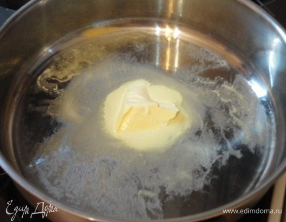 25 г сливочного масла и 2 ст. ложки растительного масла разогреть в глубоком сотейнике.