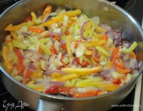 Добавить остальные овощи и потушить минут 5. Залить куриным бульоном и тушить еще 5 минут.