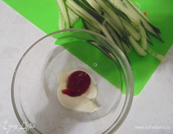 Для соуса смешать майонез с острым кетчупом, поперчить по вкусу.